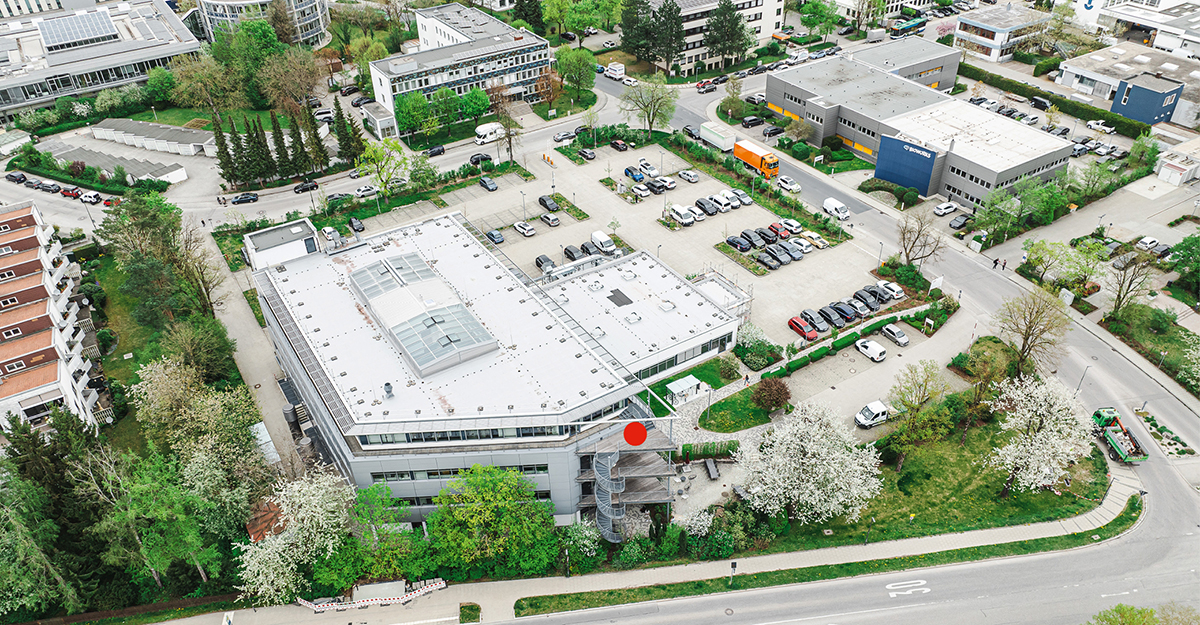 Werk in Putzbrunn bei München mit Testaufbau auf dem Dach